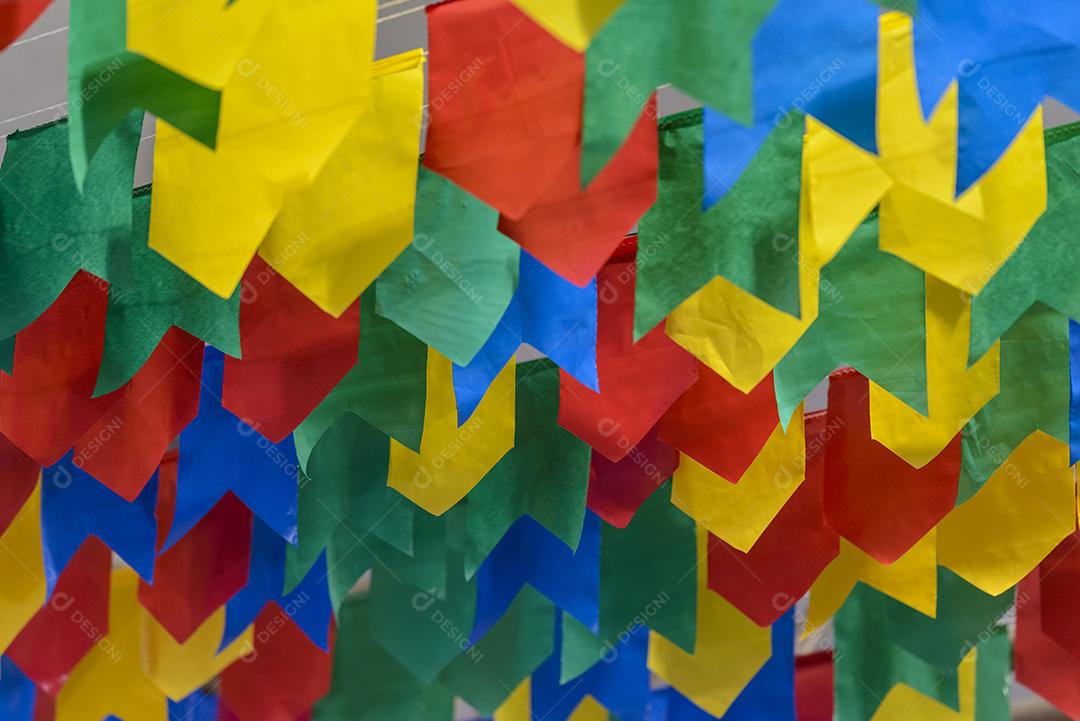 Varal com bandeiras de festa junina são joão