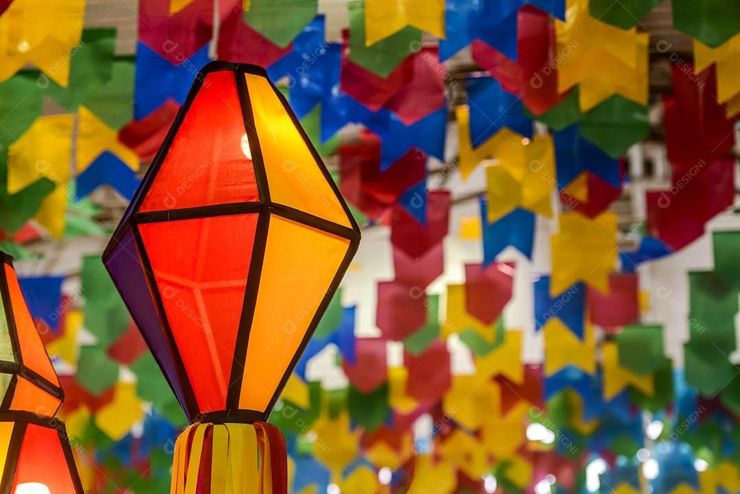 Varal com bandeiras de festa junina são joão