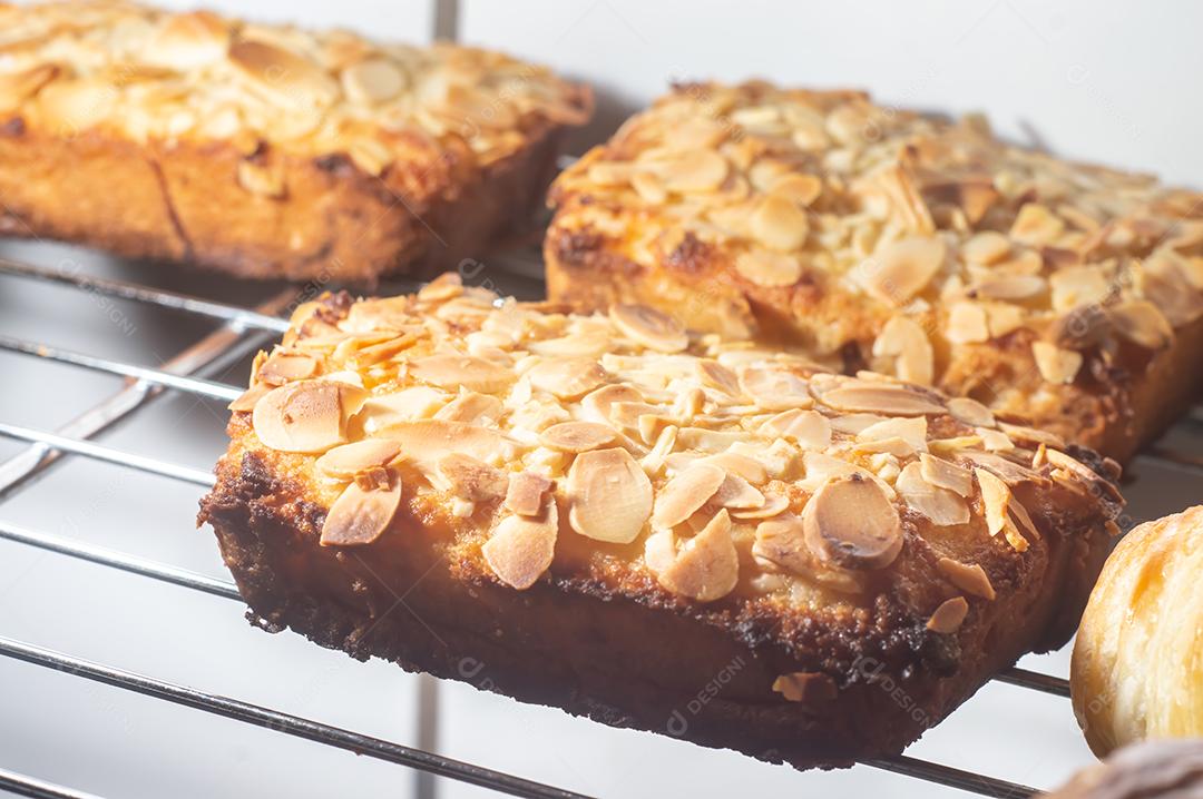 Bostocks com adição de creme de amêndoa (frangipane) feito de fatias de brioche assadas, vista de perto