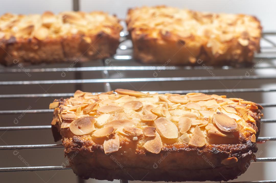 Bostocks com adição de creme de amêndoa (frangipane) feito de fatias de brioche assadas, vista de perto