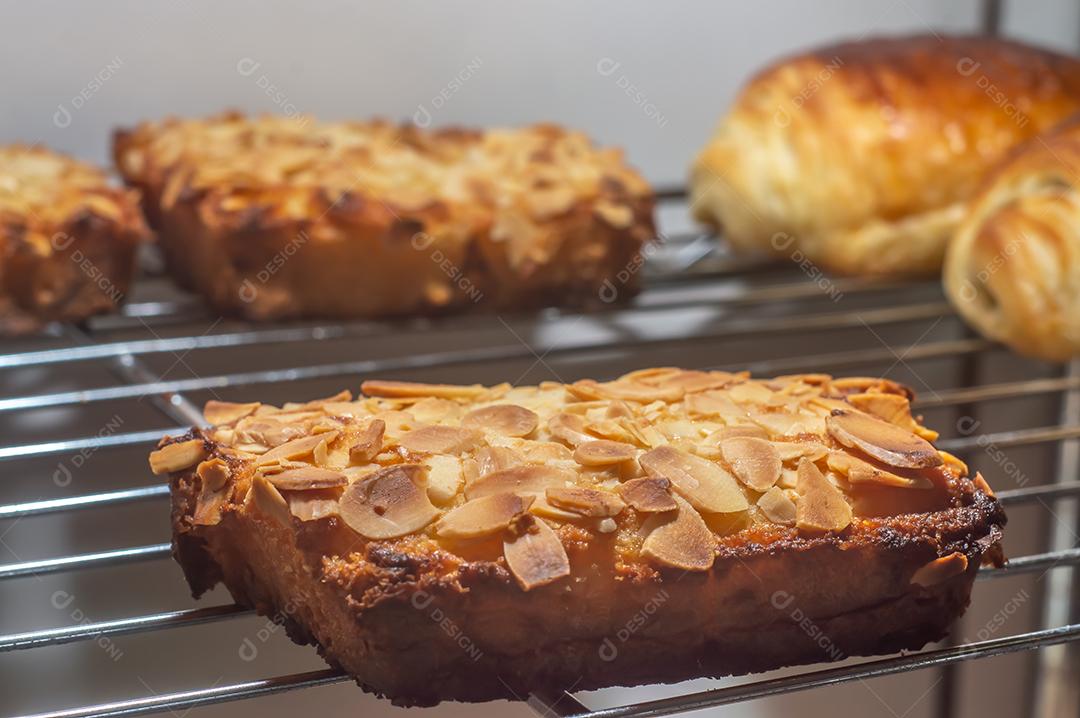 Bostocks com adição de creme de amêndoa (frangipane) feito de fatias de brioche assadas, vista de perto