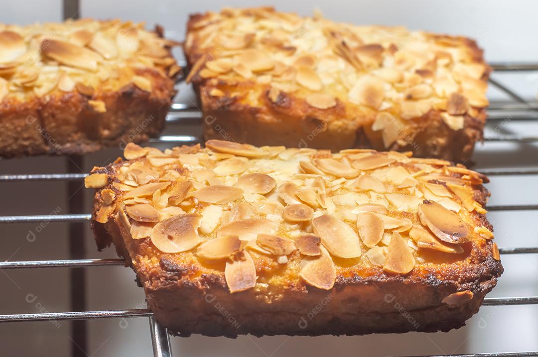 Bostocks com adição de creme de amêndoa (frangipane) feito de fatias de brioche assadas, vista de perto