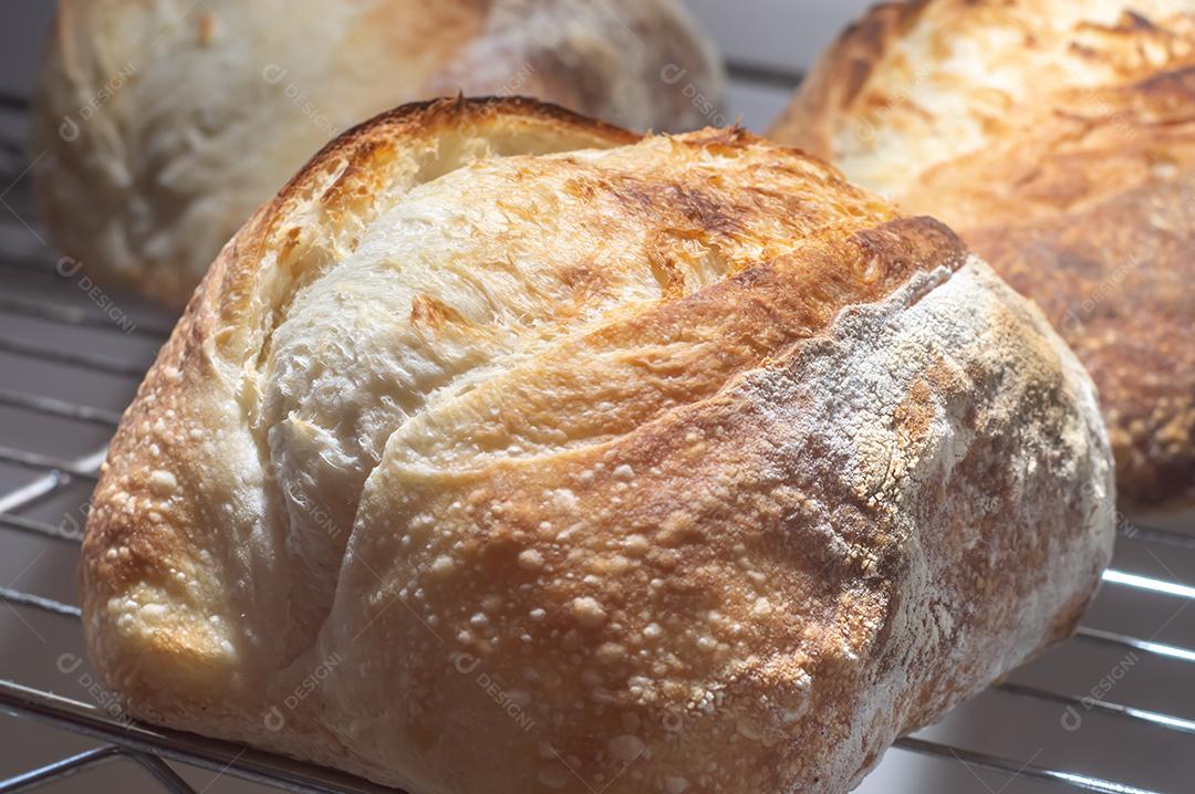 Pão italiano com queijo em sua massa e fermentação natural.