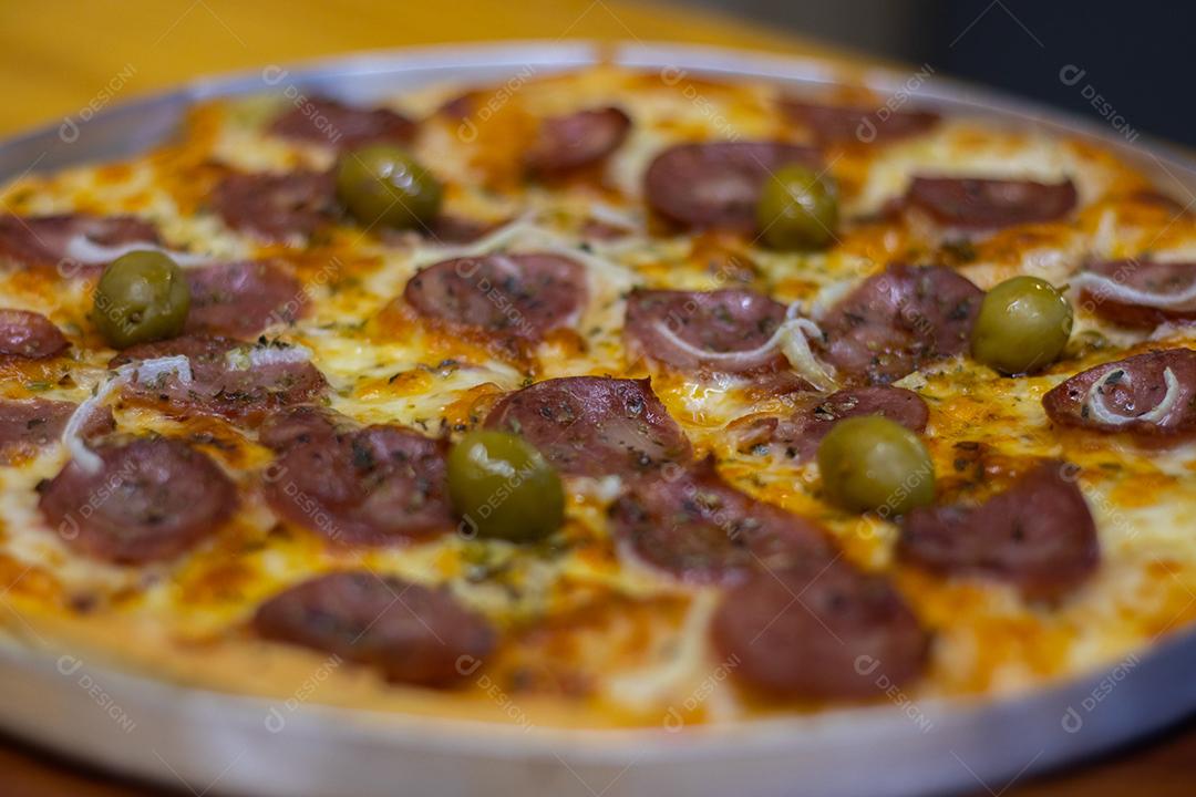Pizza de calabresa com cebola