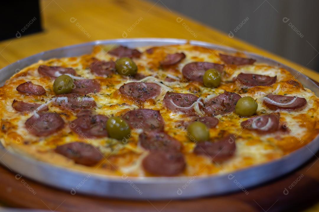 Pizza de calabresa com cebola