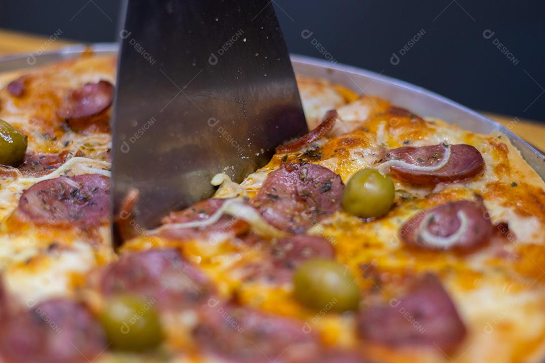 Pizza de calabresa com cebola