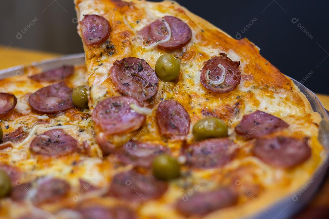 Pizza de calabresa com cebola