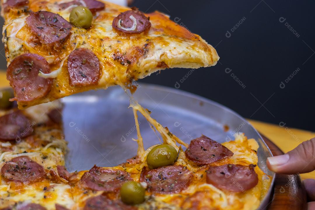 Pizza de calabresa com cebola