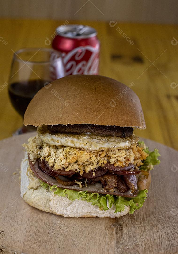 Hambúrguer caseiro de carne com queijo