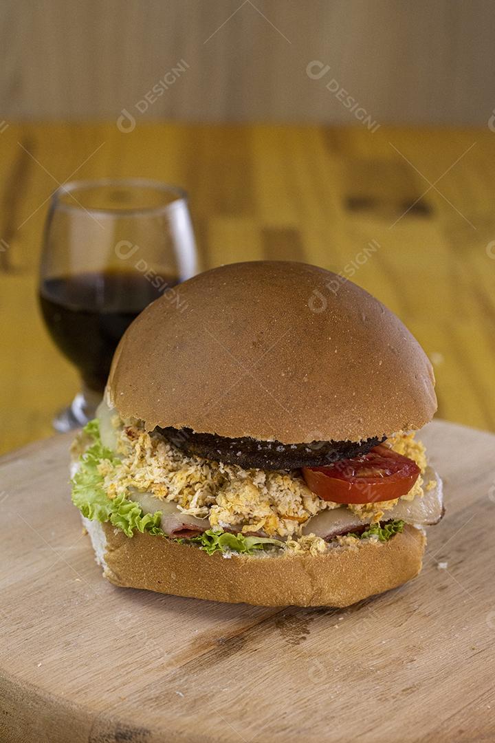 Hambúrguer caseiro de carne com queijo