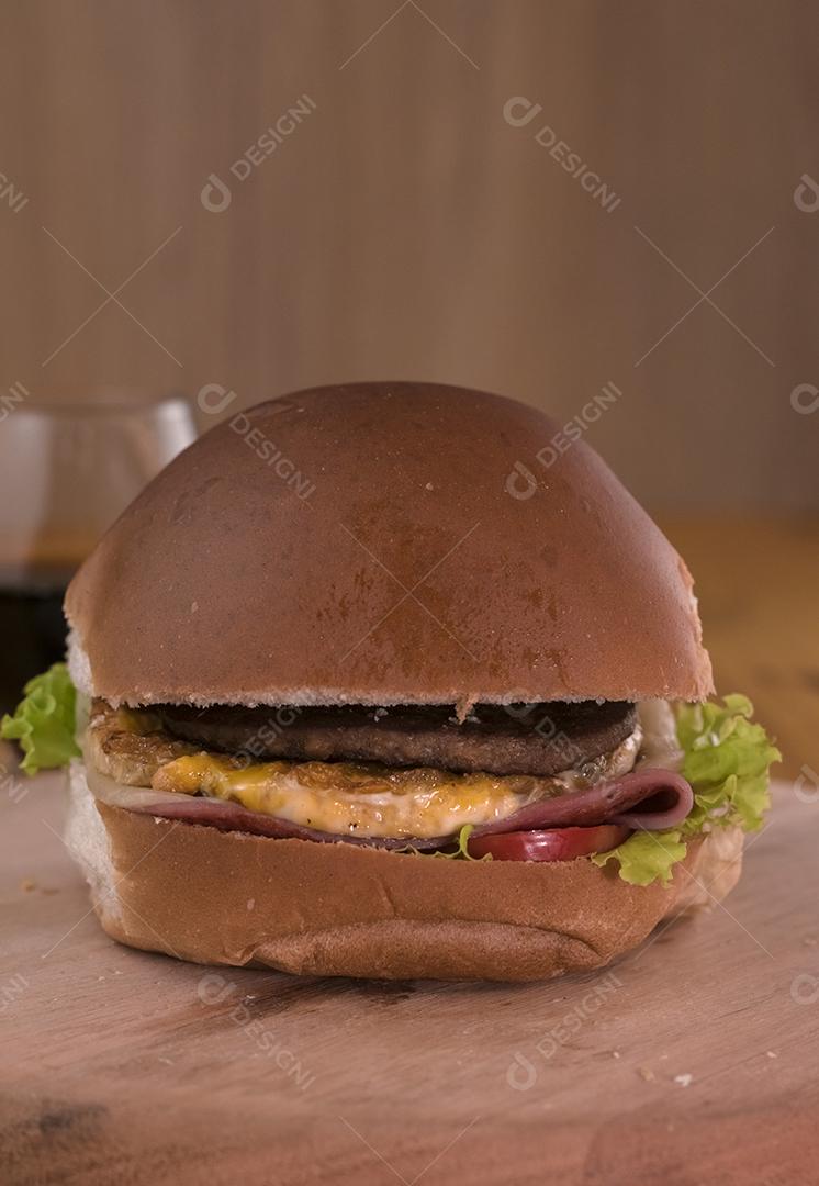 Hambúrguer caseiro de carne com queijo