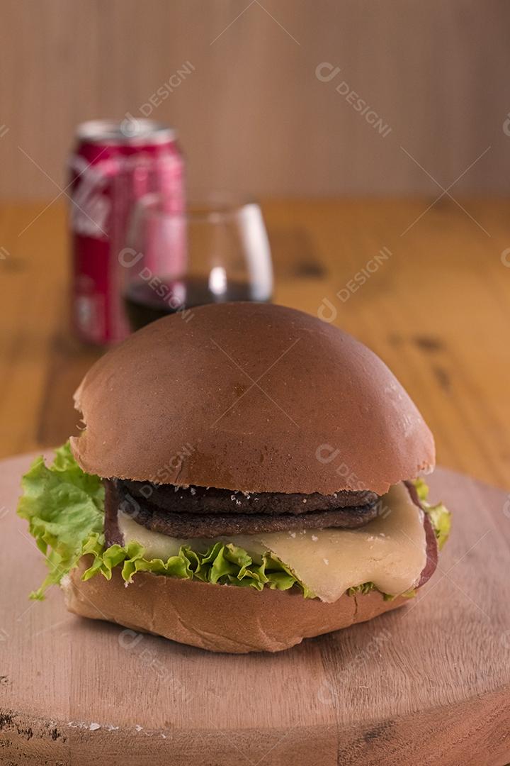 Hambúrguer caseiro de carne com queijo