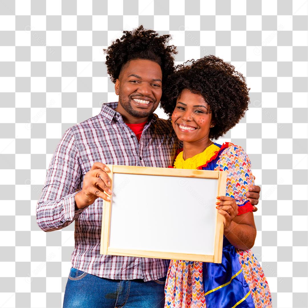 Casal Afro com cabelo afro e roupa de festa junina segurando quadro