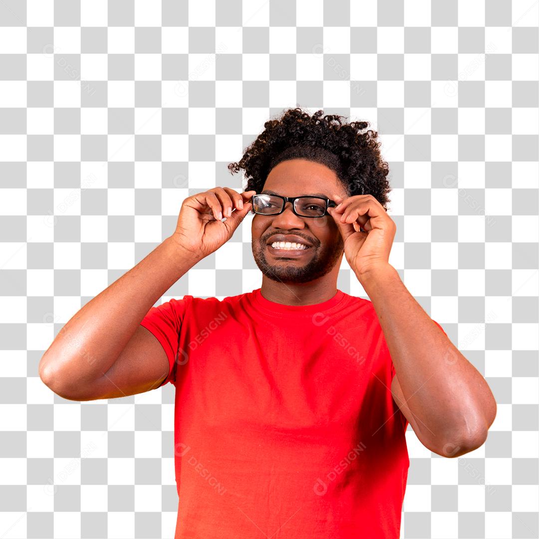 Homem afro com óculos sorrindo com a mao no oculos
