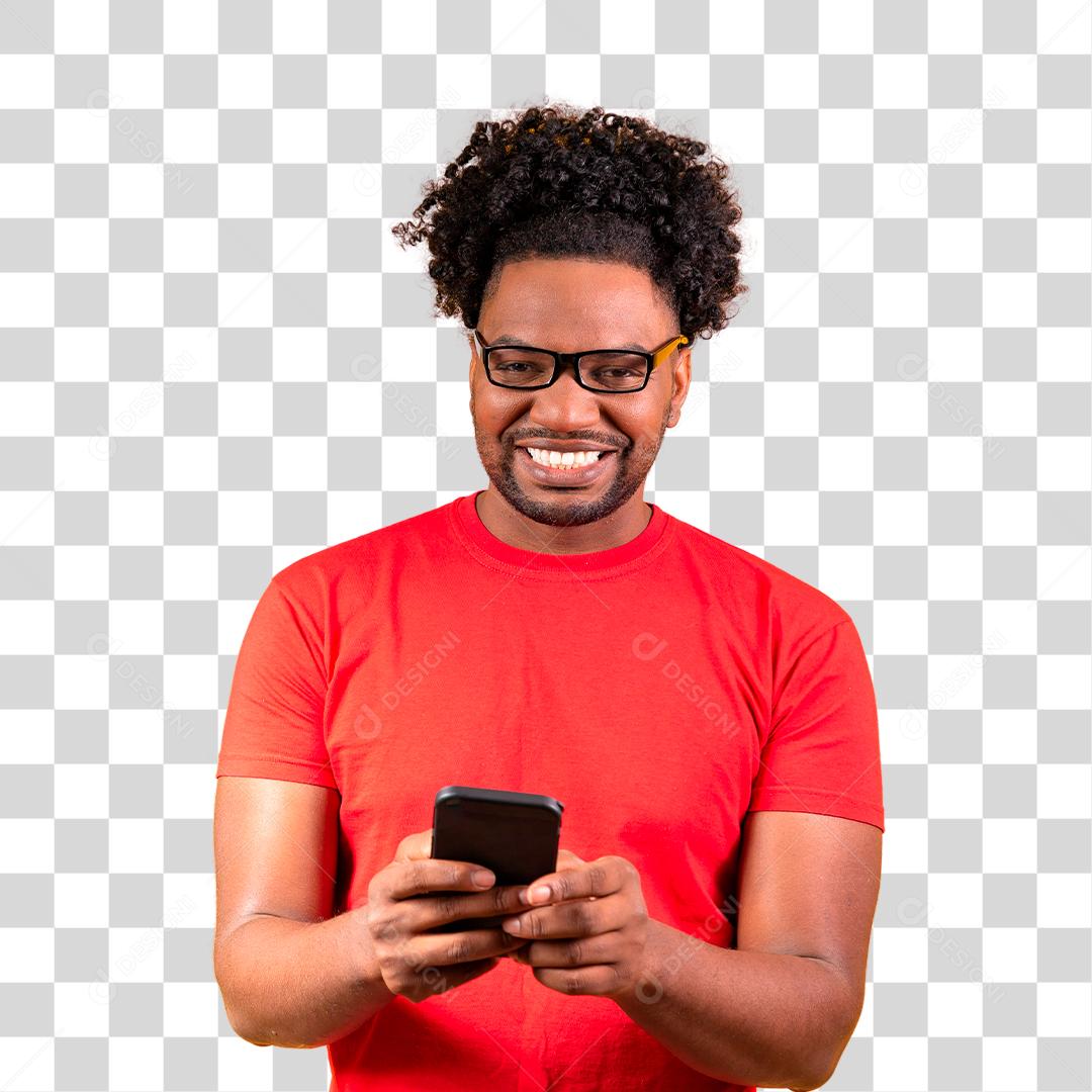 Homem afro com óculos sorrindo usando celular