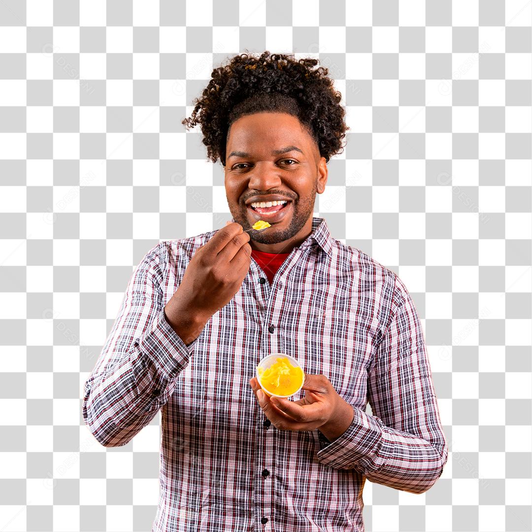 Homem negro com roupas típicas da festa junina comendo delicioso cural