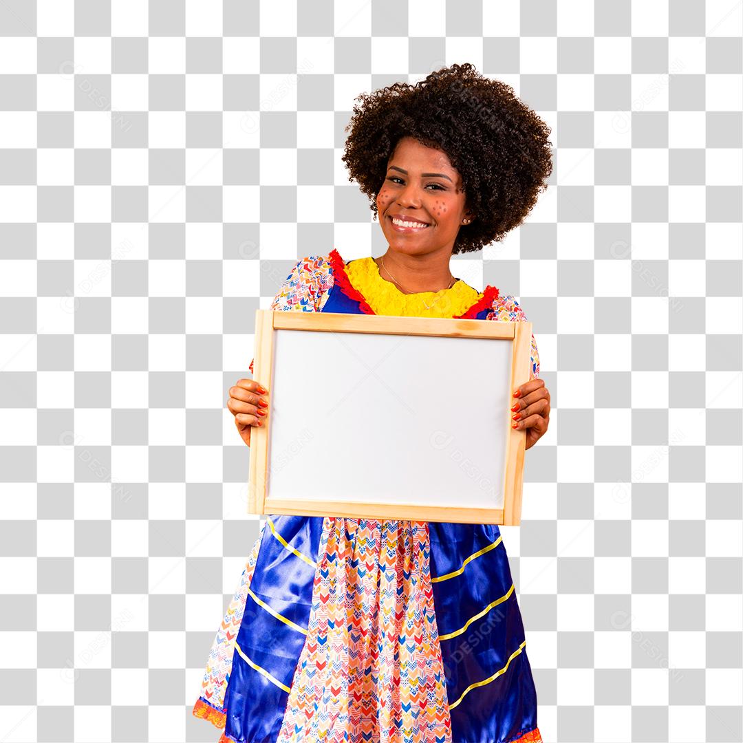 Linda mulher vestida com roupas típicas para uma Festa Junina segurando quadro