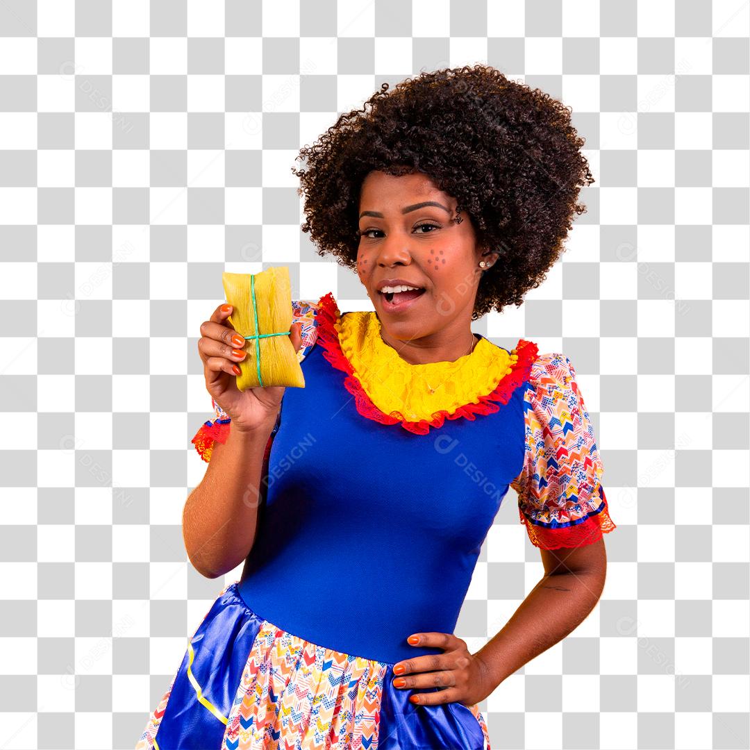 mulher afro em roupas de festa junina segurando uma pamonha