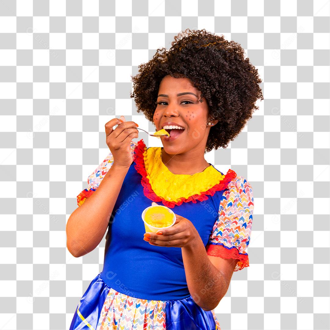 Mulher afro vestida com roupa de festa junina comendo um delicioso cural de milho