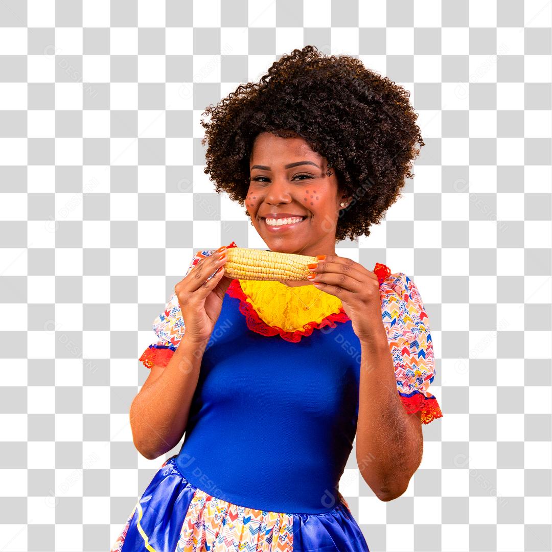 mulher bonita com roupas típicas da festa junina comendo um milho cozido