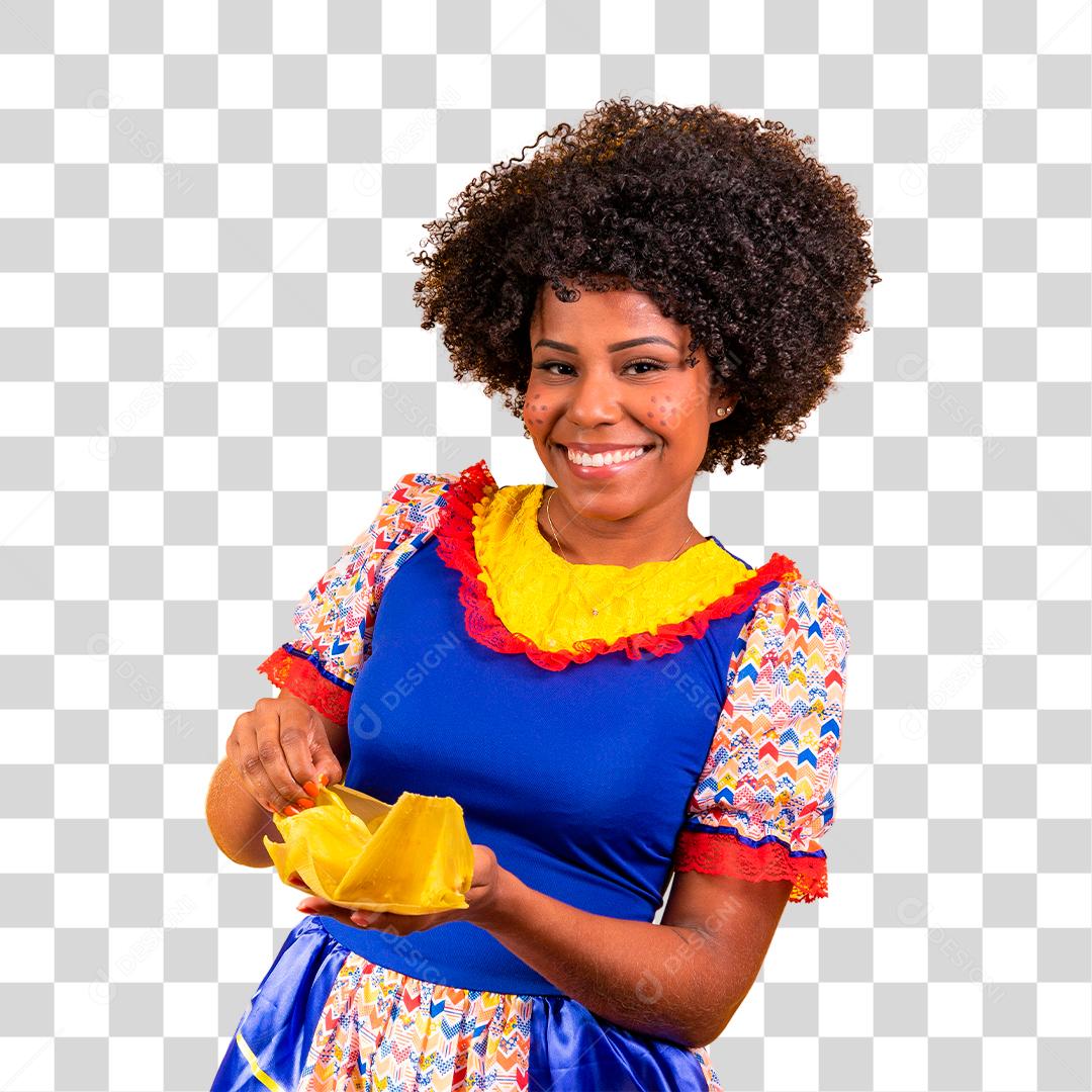 Mulher morena com roupas típicas da festa junina comendo uma deliciosa pamonha