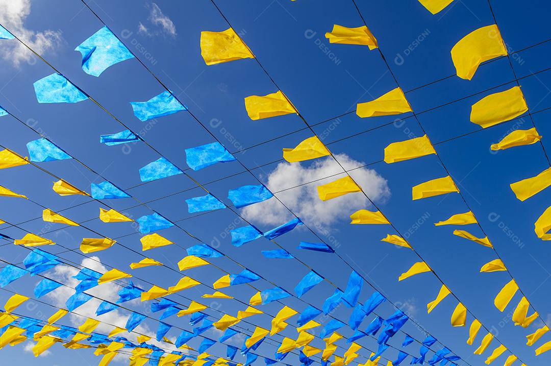 Bandeiras coloridas da festa de São João. Festas tradicionais que acontecem no mês de junho na Região Nordeste do Brasil.