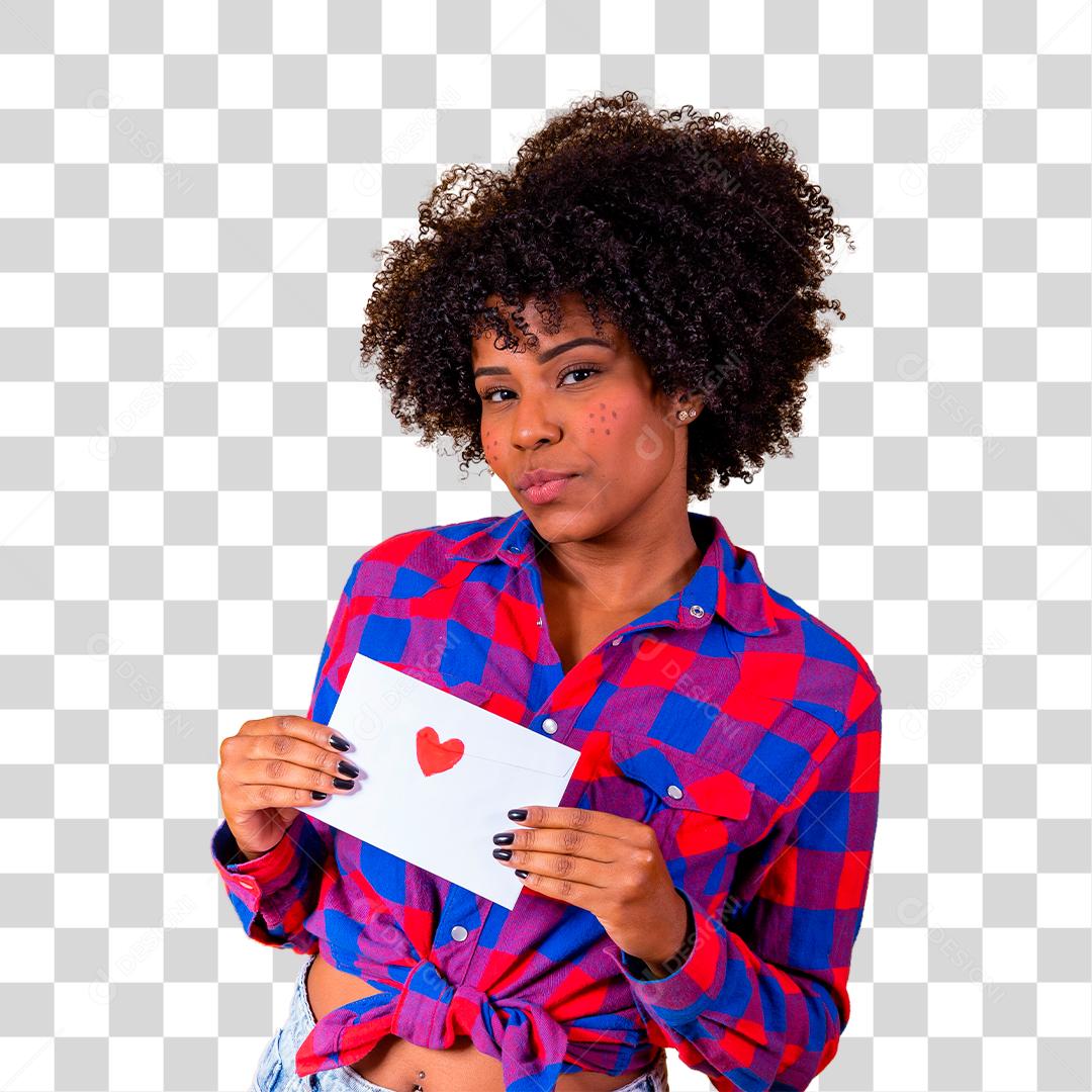 Mulher morena segurando carta de amor