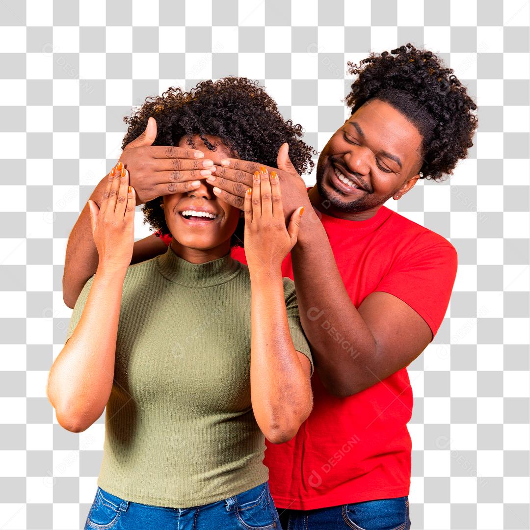 Homem cobrindo os olhos da namorada