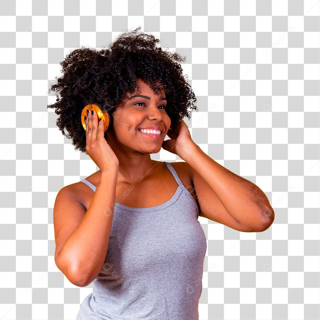 Mulher afro escutando musica com fones de ouvido