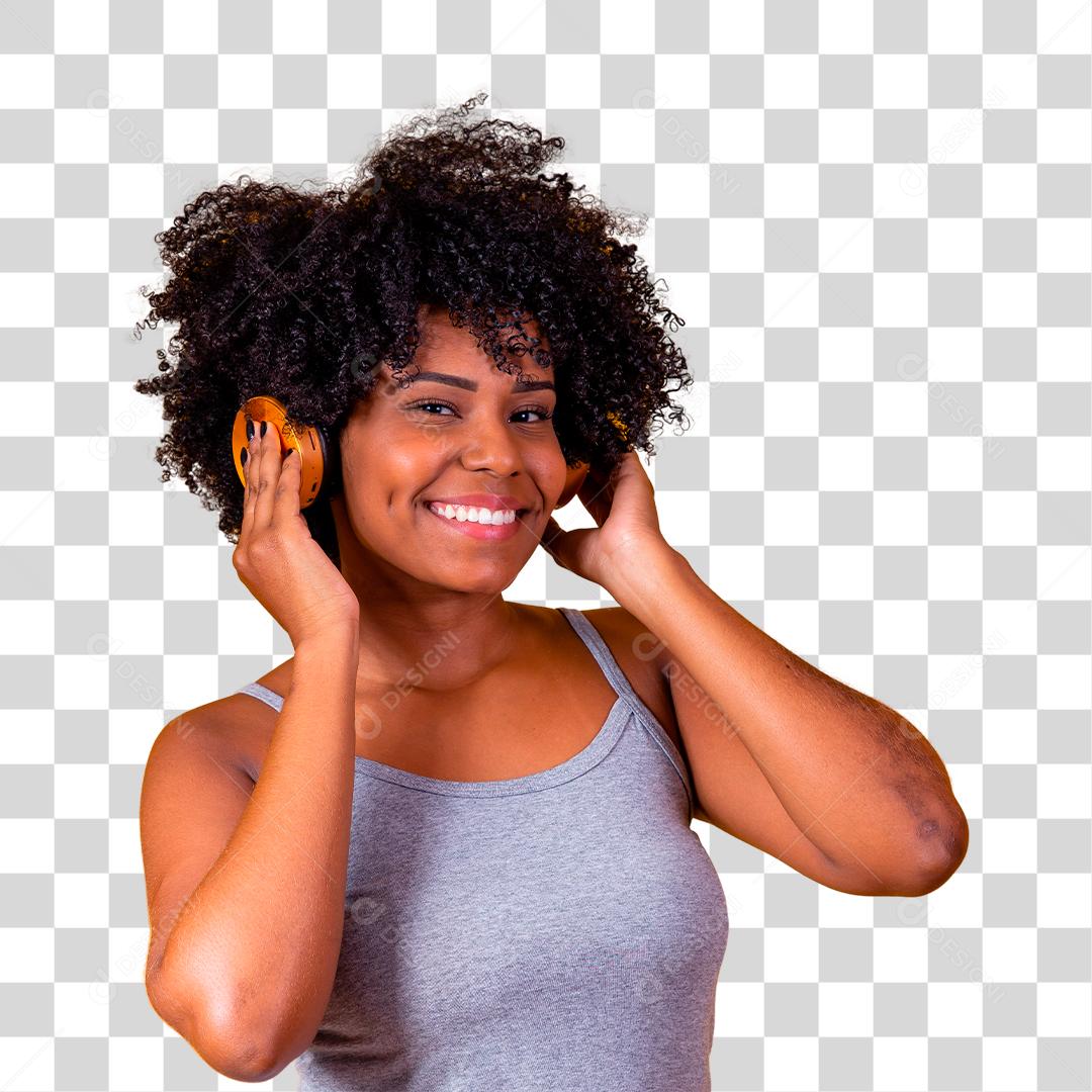 Mulher afro escutando musica com fones de ouvido