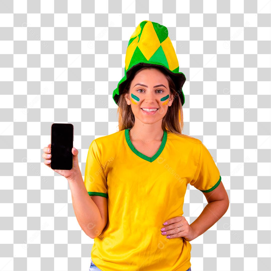 Mulher jovem torcedora brasileira segurando smartphone