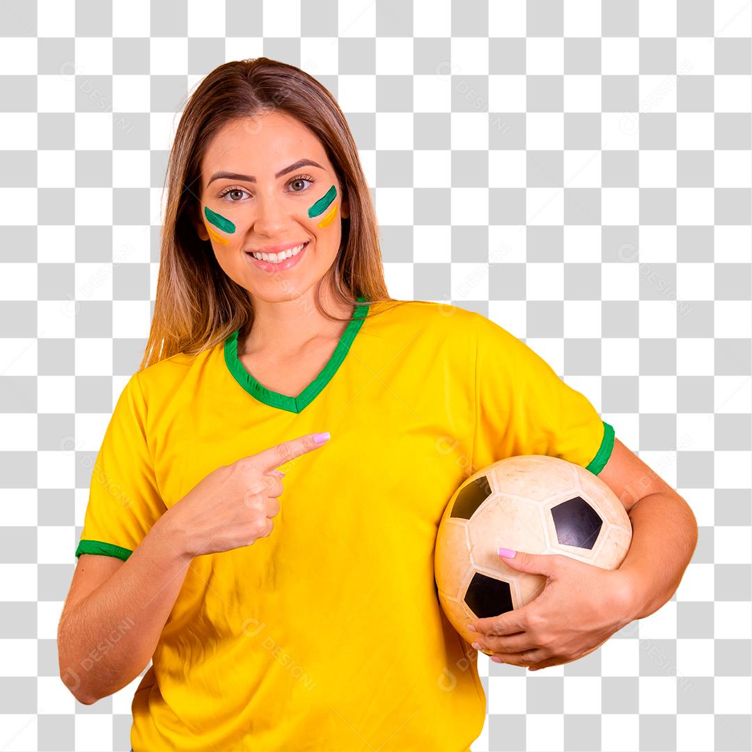 Mulher jovem torcedora brasileira com uma bola de futebol
