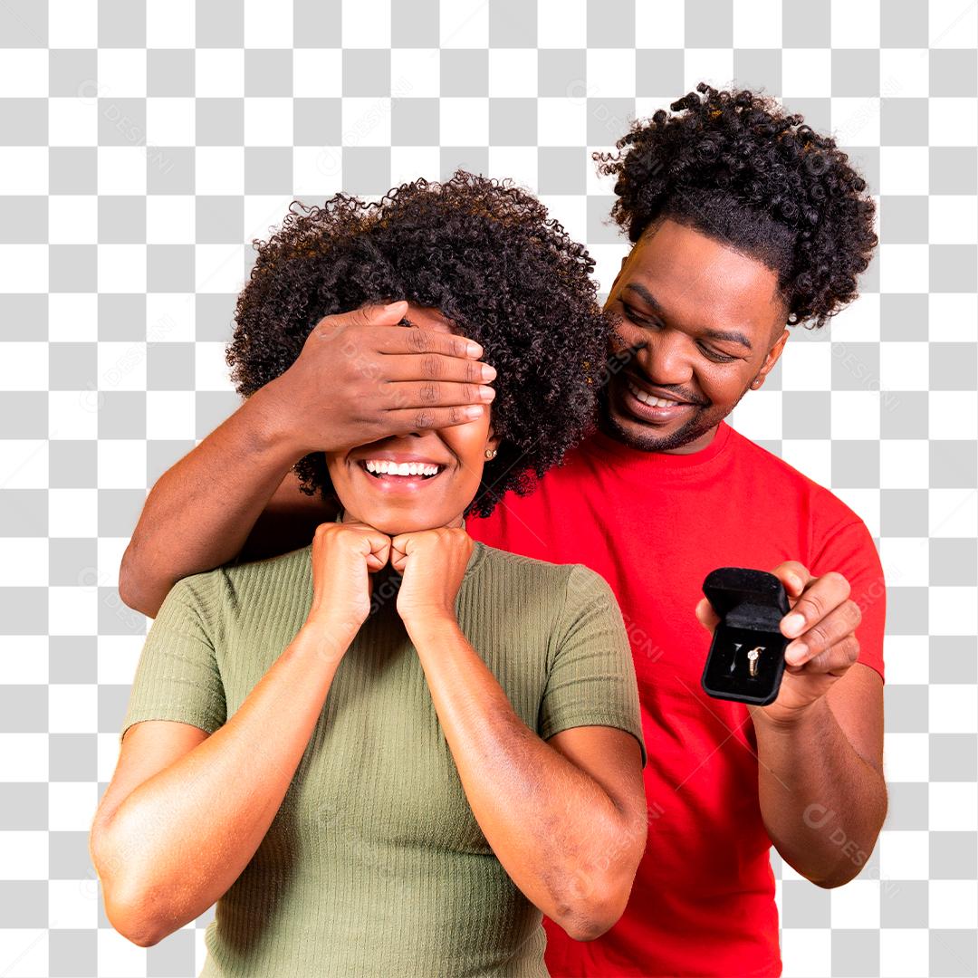 Jovem casal de namorados segurando uma pequena caixa com joias