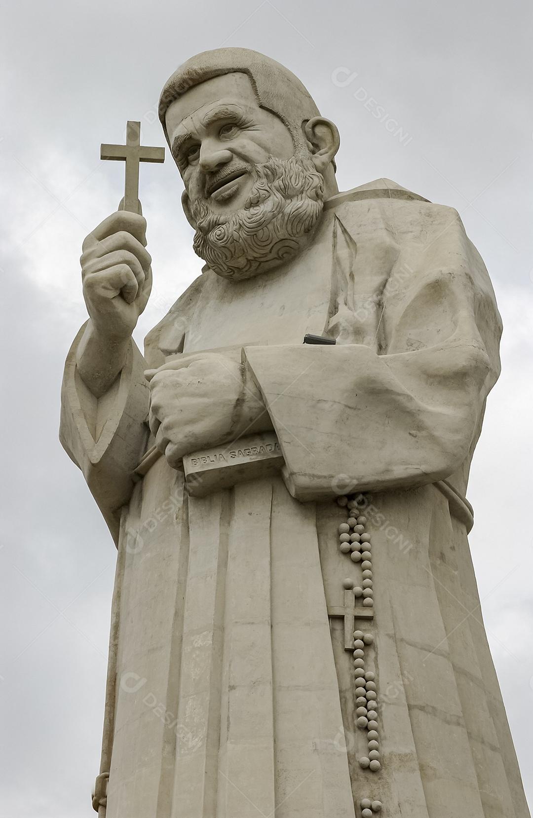 Estátua de Frei Damião, Guarabira, Paraíba, Brasil, em 19 de dezembro de 2004. Foi um padre católico brasileiro, muito popular e querido entre os nordestinos.