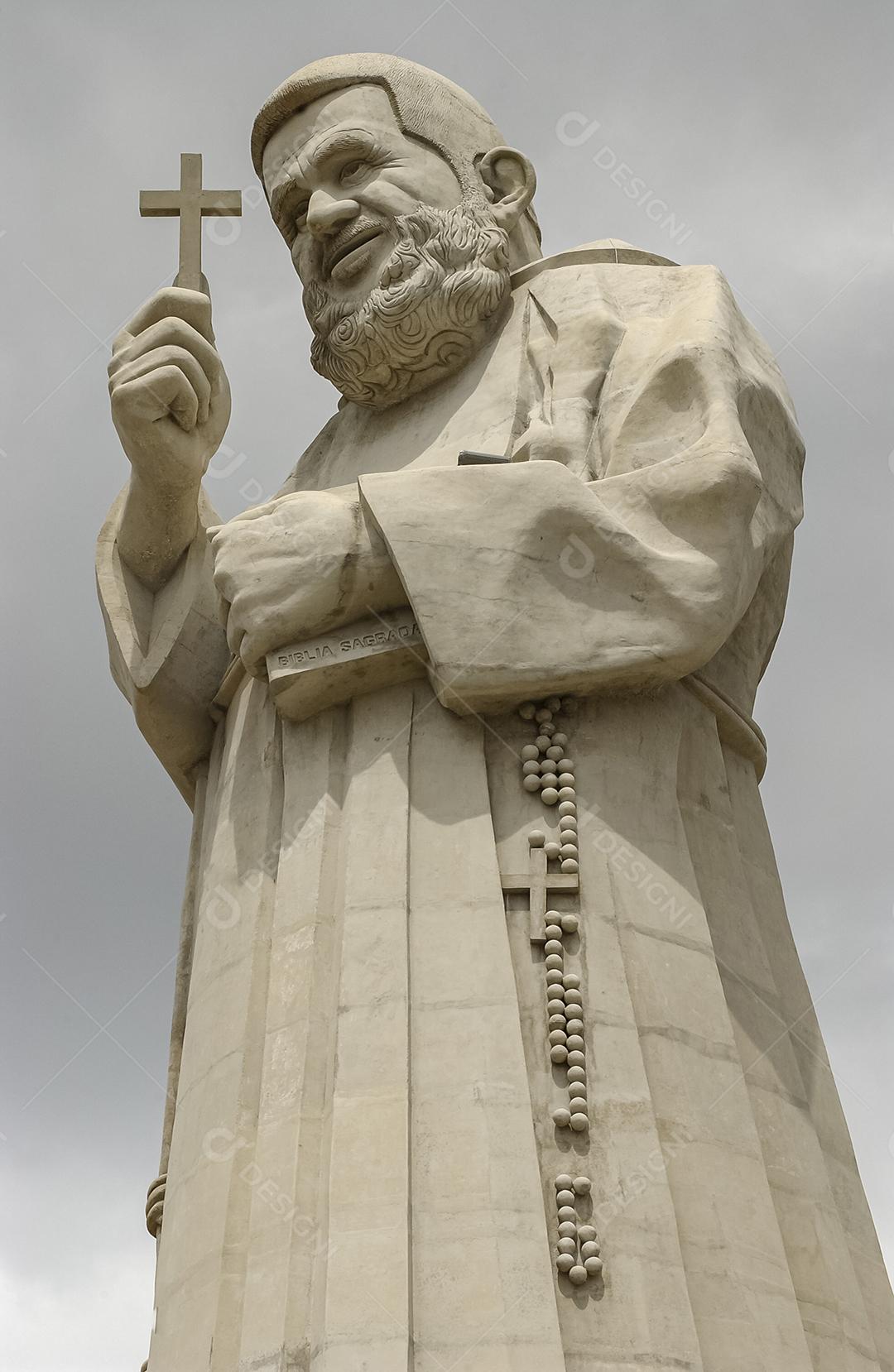 Estátua de Frei Damião, Guarabira, Paraíba, Brasil, em 19 de dezembro de 2004. Foi um padre católico brasileiro, muito popular e querido entre os nordestinos.