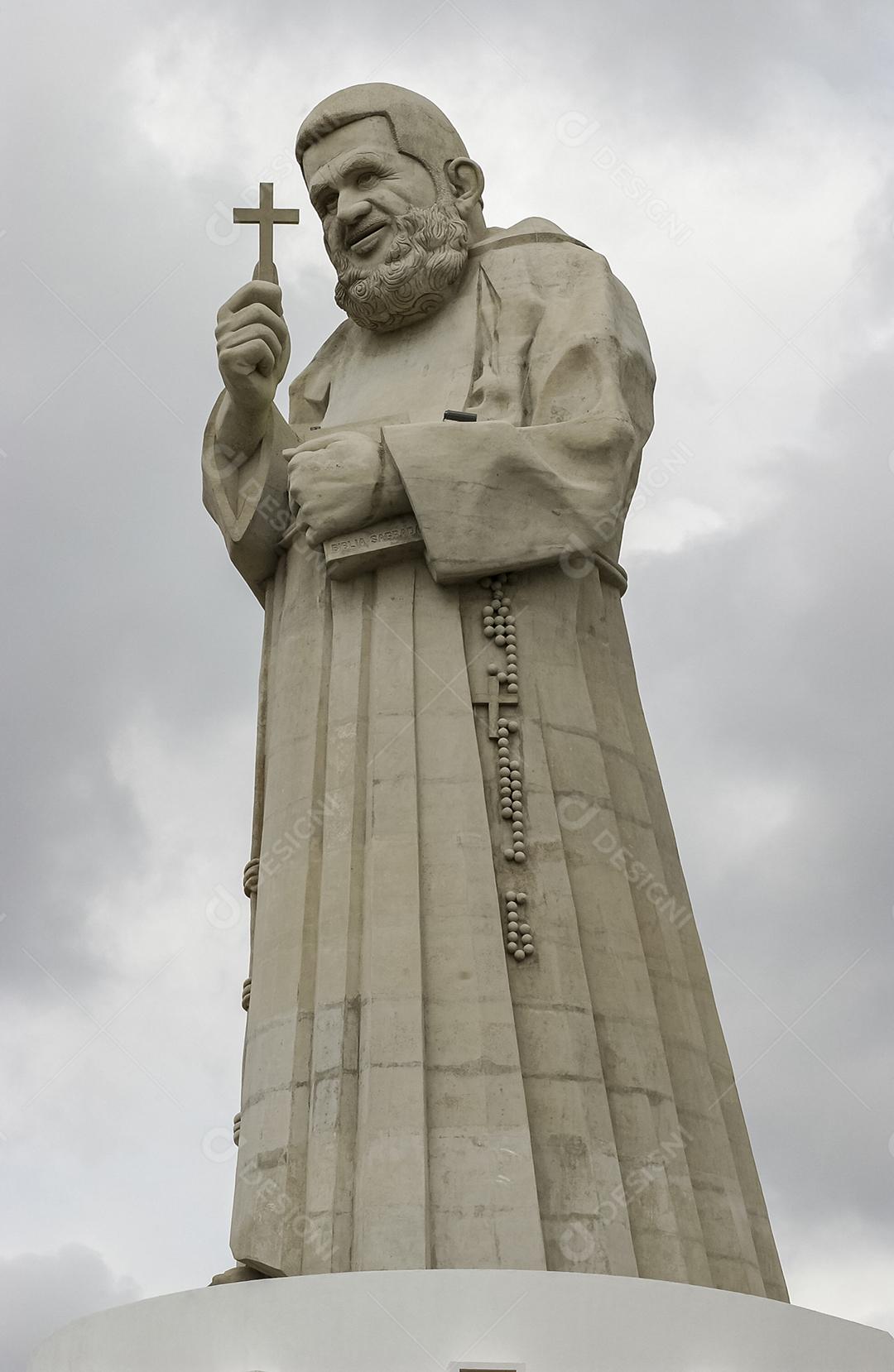 Estátua de Frei Damião, Guarabira, Paraíba, Brasil, em 19 de dezembro de 2004. Foi um padre católico brasileiro, muito popular e querido entre os nordestinos.
