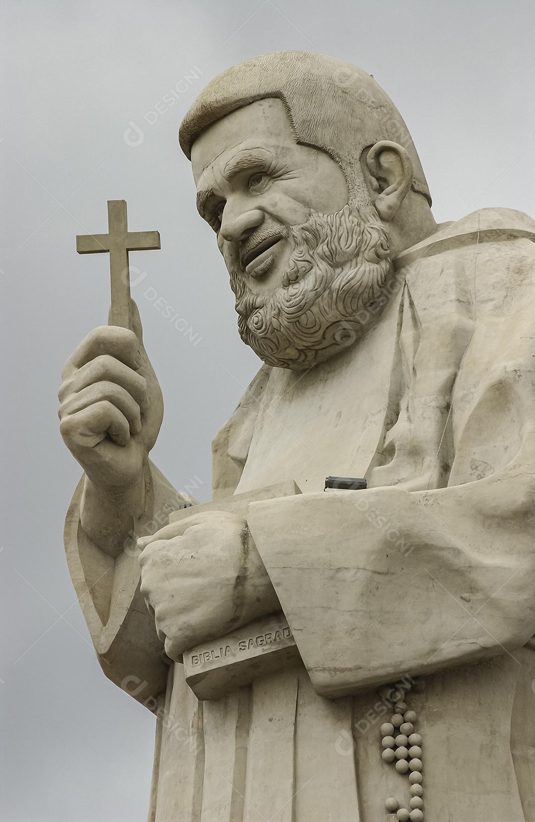 Estátua de Frei Damião, Guarabira, Paraíba, Brasil, em 19 de dezembro de 2004. Foi um padre católico brasileiro, muito popular e querido entre os nordestinos.