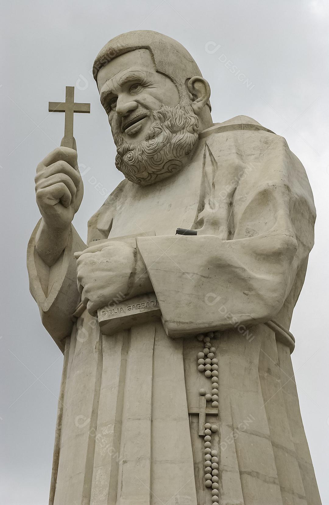 Estátua de Frei Damião, Guarabira, Paraíba, Brasil, em 19 de dezembro de 2004. Foi um padre católico brasileiro, muito popular e querido entre os nordestinos.