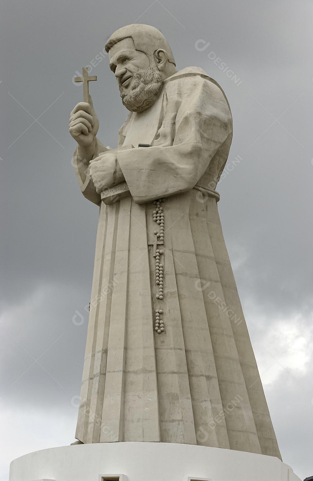 Estátua de Frei Damião, Guarabira, Paraíba, Brasil, em 19 de dezembro de 2004. Foi um padre católico brasileiro, muito popular e querido entre os nordestinos.