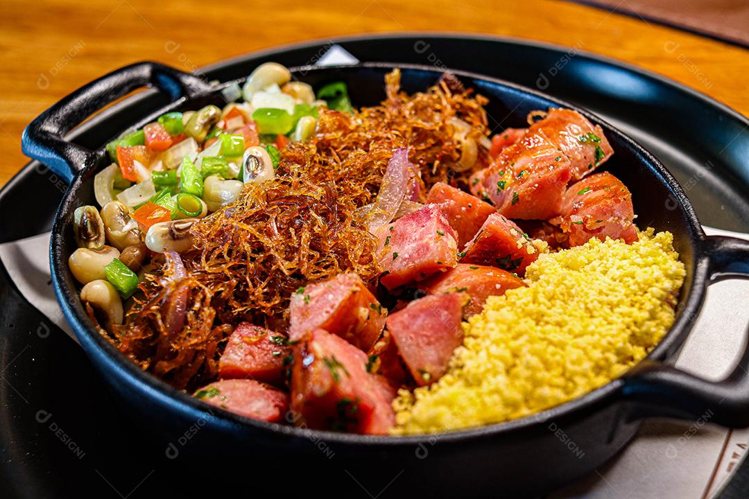 Panela de comida com cuscuz carne desfiada linguicinha e legumes