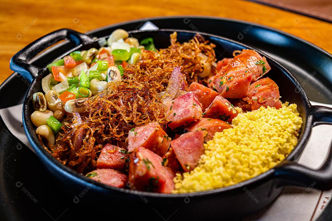 Panela de comida com cuscuz carne desfiada linguicinha e legumes