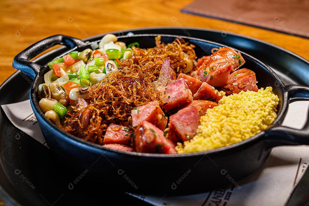 Panela de comida com cuscuz carne desfiada linguicinha e legumes