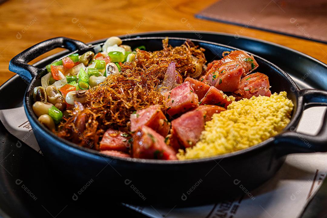 Panela de comida com cuscuz carne desfiada linguicinha e legumes