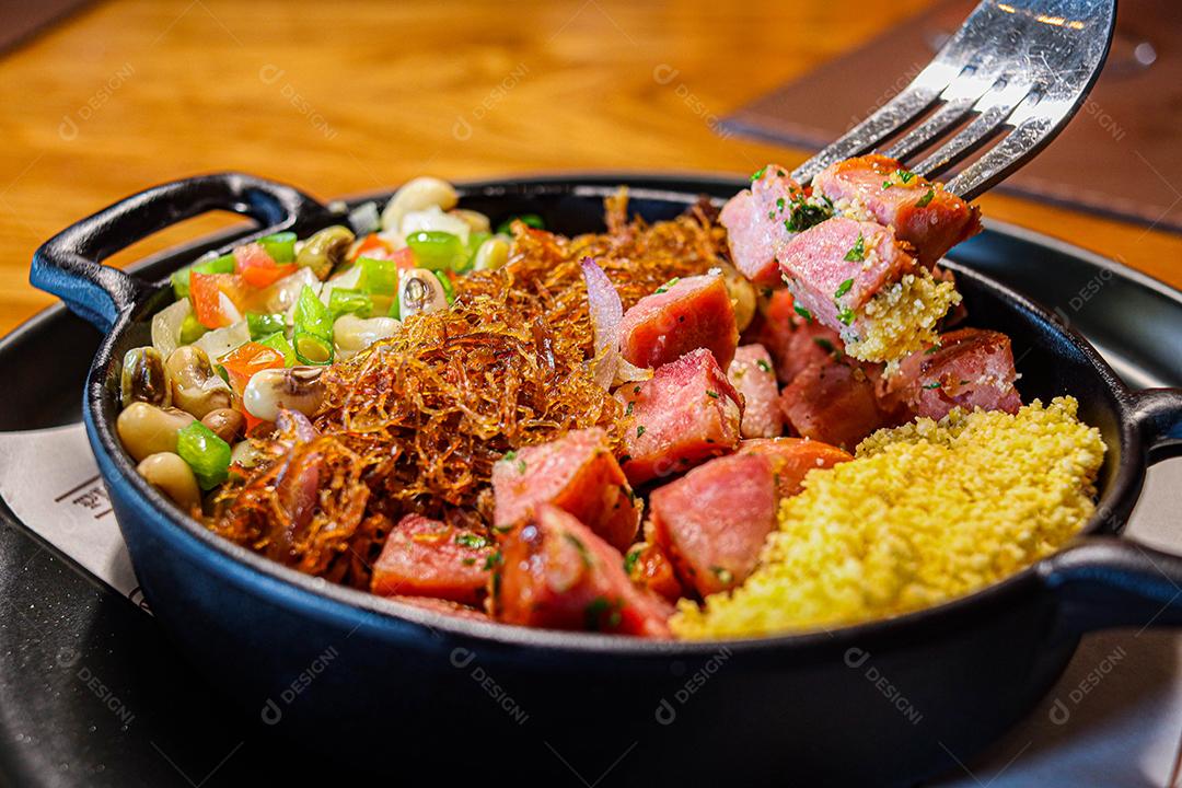 Panela de comida com cuscuz carne desfiada linguicinha e legumes