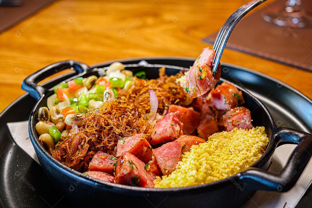 Panela de comida com cuscuz carne desfiada linguicinha e legumes