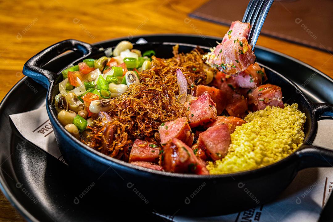 Panela de comida com cuscuz carne desfiada linguicinha e legumes