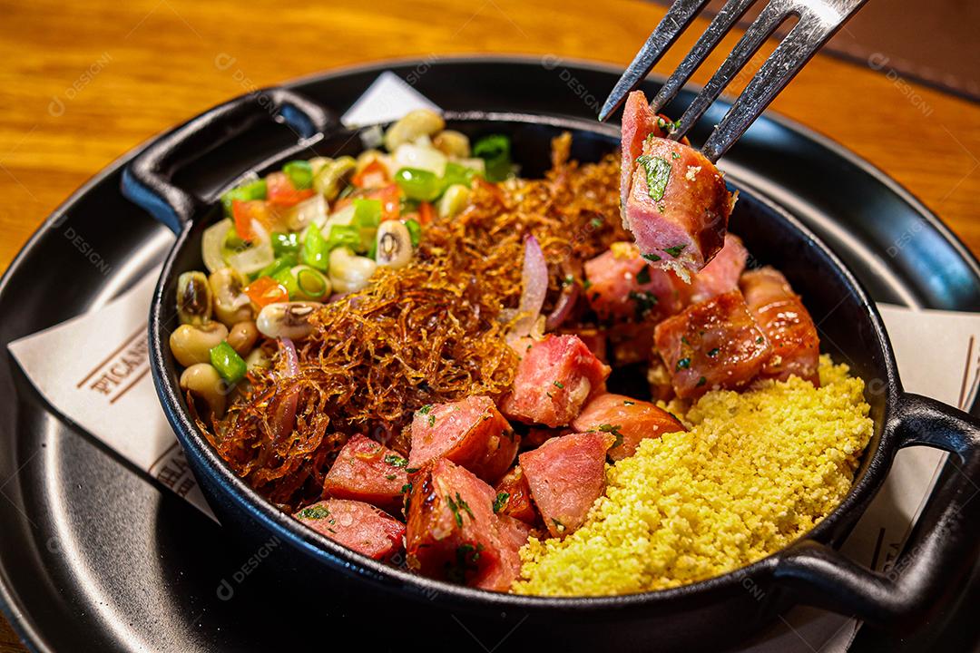 Panela de comida com cuscuz carne desfiada linguicinha e legumes