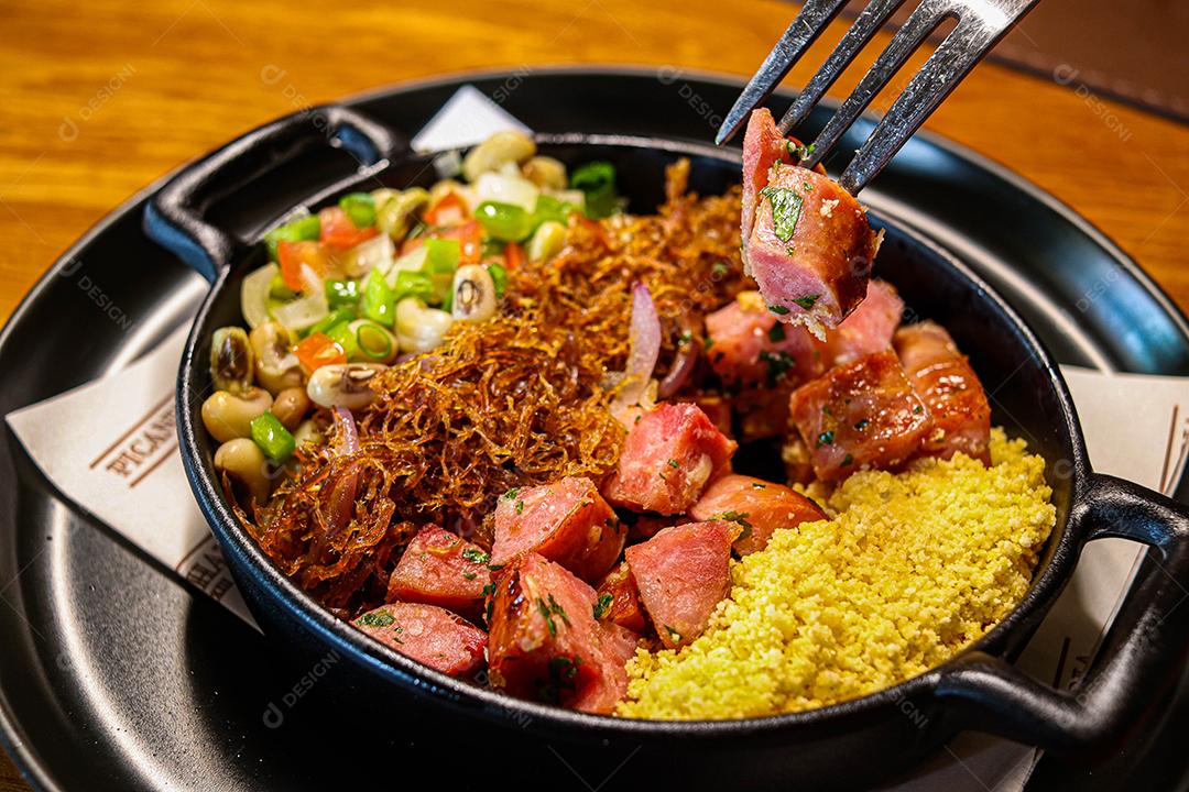 Panela de comida com cuscuz carne desfiada linguicinha e legumes