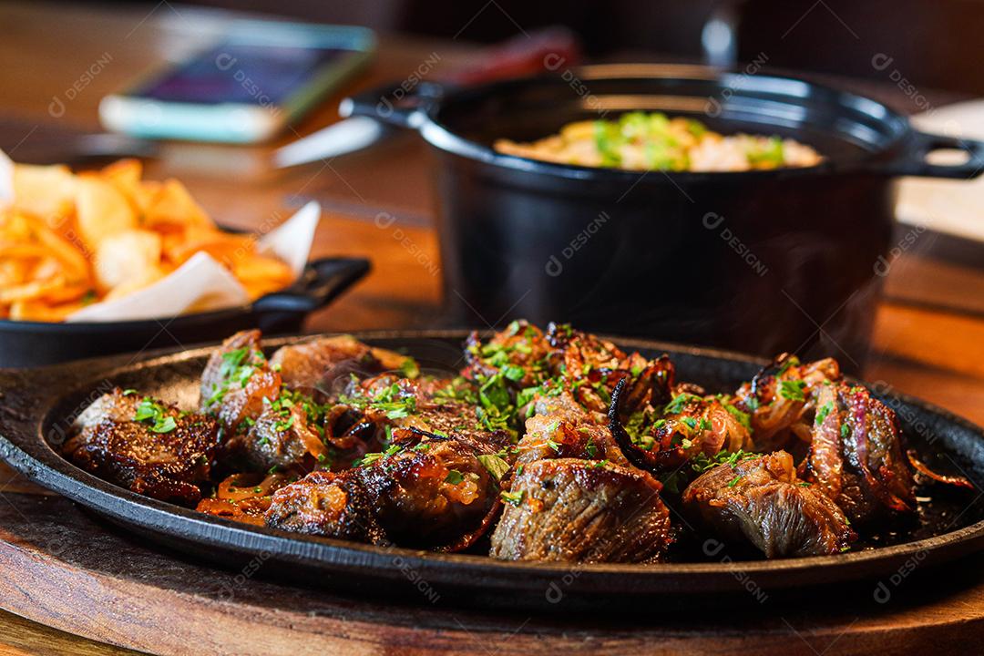 Tabua de madeira com carne mal passada e cebola