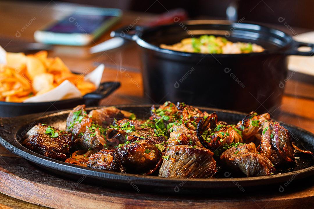 Tabua de madeira com carne mal passada e cebola